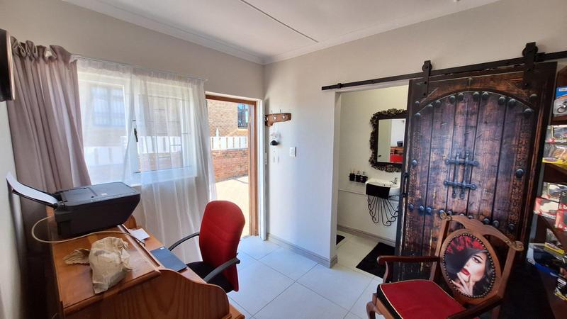 5 Bedroom Property for Sale in Reebok Western Cape